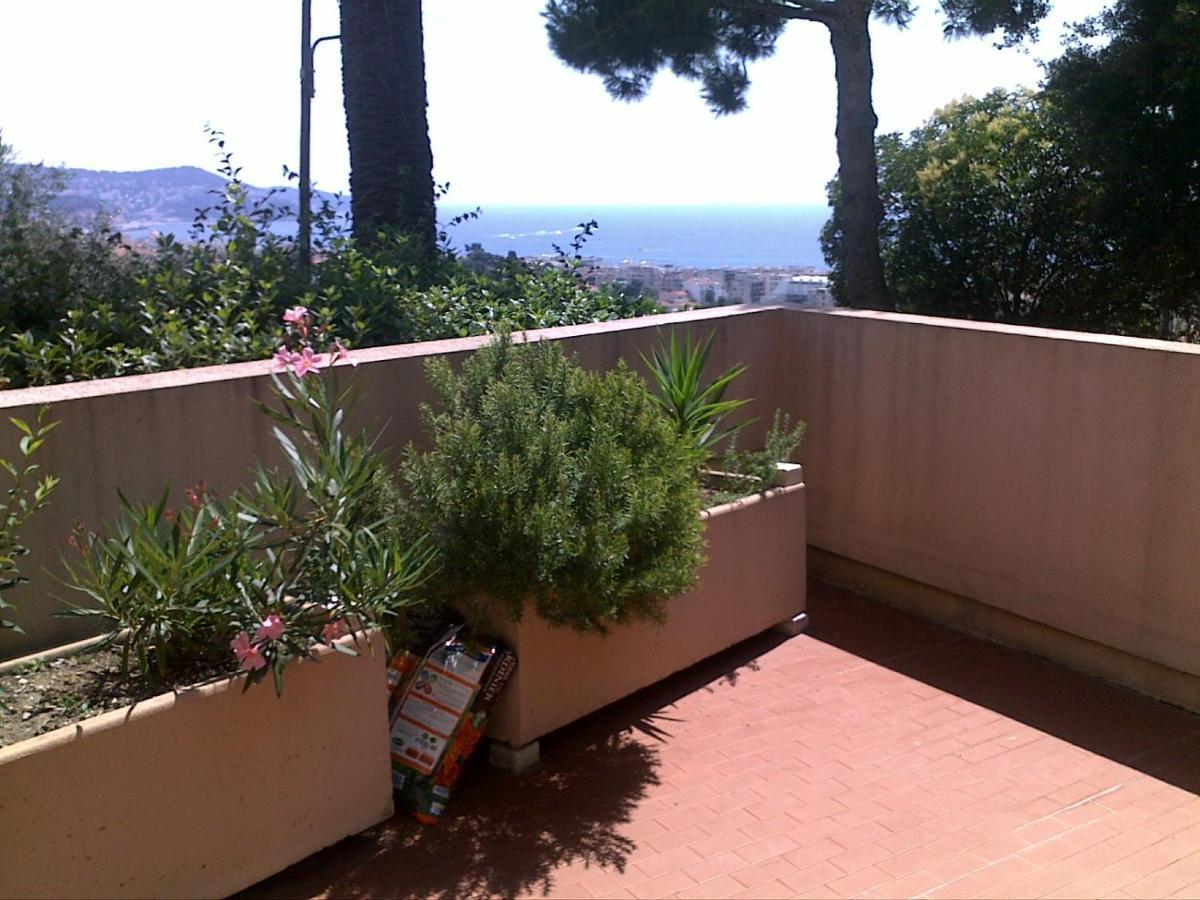 Frühstückspension Relaxing Place With Wonderful View...calme Avec Vue Magnifique Sur La Baie Des Anges, En Campagne A 12 Minutes De La Promenade Des